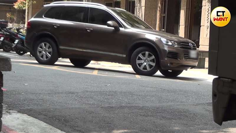 上月24日中午，李秉諭再度開著福斯進入峮峮家地下室。（圖／本刊攝影組）