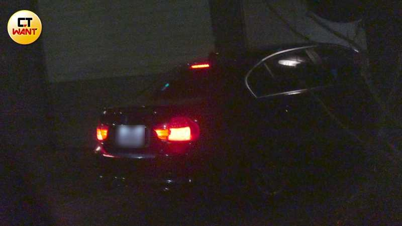 本月7日晚間8點39分，貢丸的BMW再度造訪峮峮家。（圖／本刊攝影組）