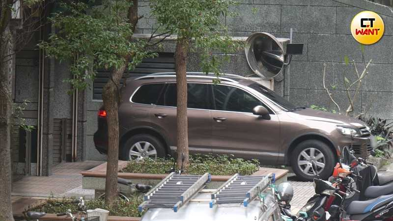 過了近三小時，李秉諭才開著福斯休旅車從峮峮家停車場離開。（圖／本刊攝影組）