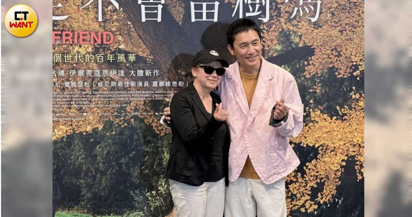 記者會結束前,梁朝偉教導演比小愛心拍照,十分可愛。(圖/郭曉芸攝)