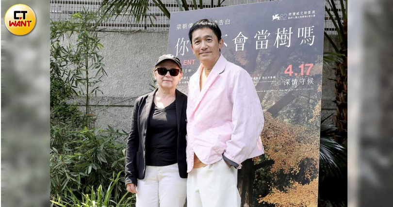 梁朝偉與電影《你是不會當樹嗎》導演一同接受訪問。(圖/侯世駿攝)