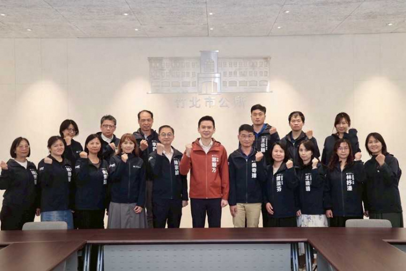竹北市長鄭朝方（中）坦言公所人力要服務22萬市民真的很辛苦。（圖／翻攝自竹北市公所媒體群組）
