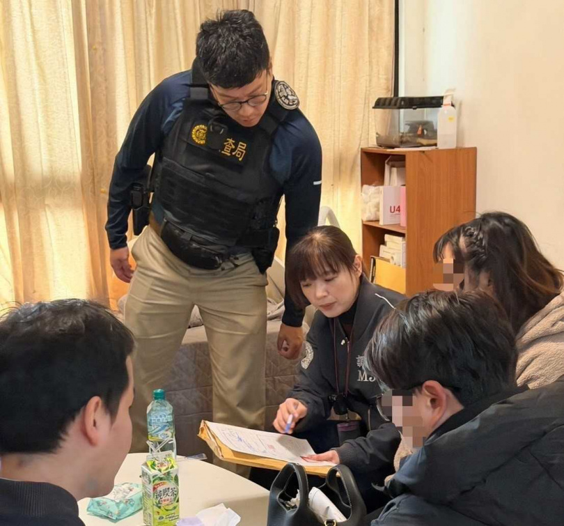 北機站調查官搜索家族詐保團主嫌住家。(圖/調查局提供)