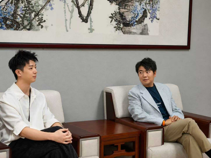 林亭翰與郎朗聊天發現與郎朗愛妻吉娜愛麗絲「同年同月同日生」的意外巧合。（圖／海上月光仲夏夜音樂會提供）