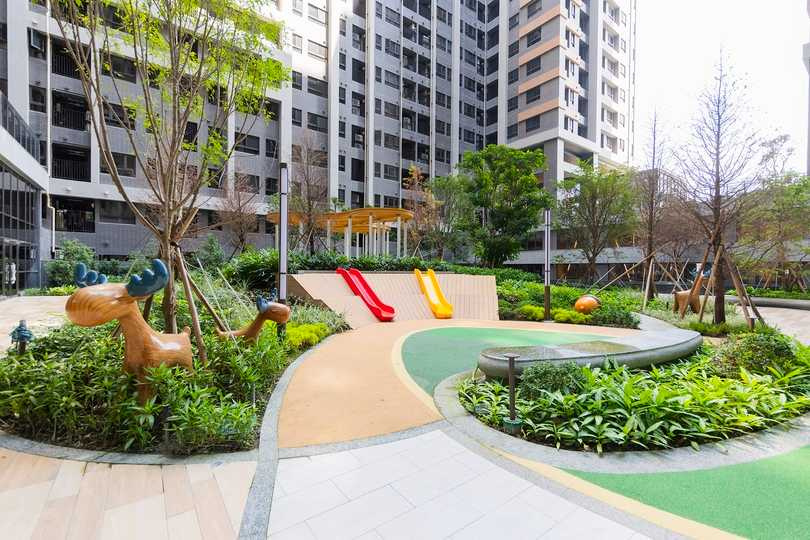 遠雄幸福成擁萬坪雙公園地段優勢,綠意自然也延伸到社區四樓中庭,吸引親子家庭安心環境,圖為現場實景。(圖/業者提供)