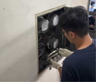 台電人員將電錶當場拔走。(圖/警方提供)