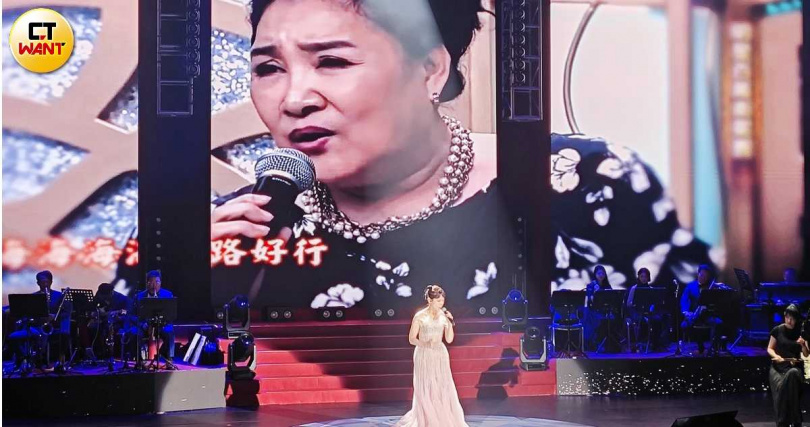 曾心梅特別演唱〈海海人生〉,向日前離世的陳盈潔致敬。(圖/蘇聖倫攝)
