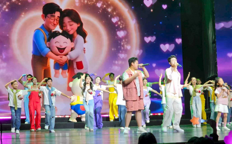 旺旺孝親獎公益音樂會中有許多兒童的合唱表演。(圖/藍孝威攝)