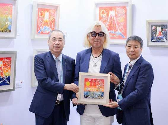 記者會現場贈畫儀式,圖左為TPCA陳正雄理事長、圖中上野 一郎畫家、圖右新武(股)公司天滿正一郎董事長。(圖片提供/新武公司)