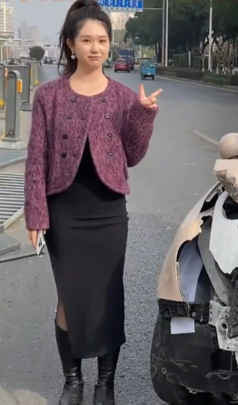 新手女駕駛拍照比YA。（圖／翻攝畫面）