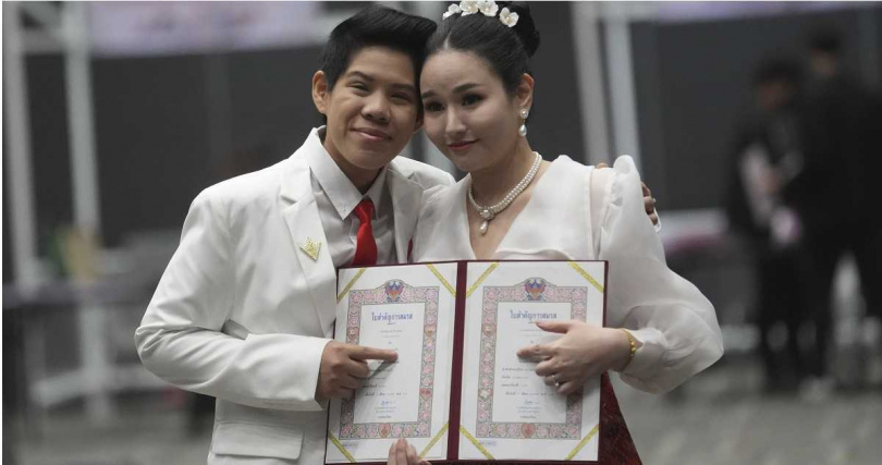 泰國去年通過《婚姻平等法》,成為繼台灣、尼泊爾後亞洲第三個承認同性婚的國家,一對年齡33歲的和32歲的的同性伴侶抵達婚禮現場,成了泰國首對獲得官方認可的 LGBTQ+ 已婚夫婦。(圖/達志/美聯社)