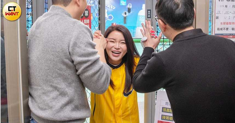 個子嬌小的立委張嘉郡首度到練習場揮棒,揮棒時看到球迎面而來,還會不斷驚呼,但她賽後直呼很好玩,下次還要再來。(圖/劉耿豪攝)