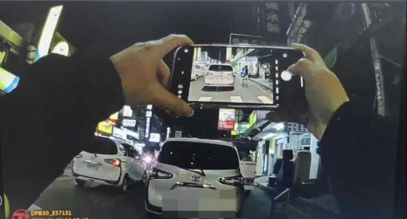 據警方統計，從除夕至初三4天接到上百通檢舉電話，共開出574張違停罰單。（圖／警方提供）