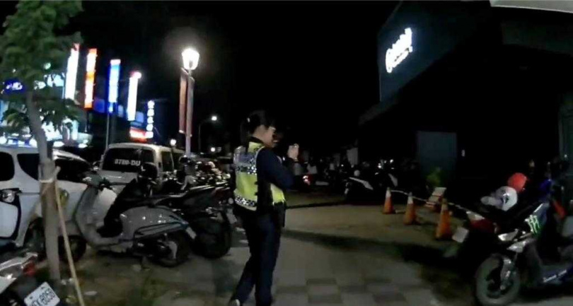 據警方統計，從除夕至初三4天接到上百通檢舉電話，共開出574張違停罰單。（圖／警方提供）