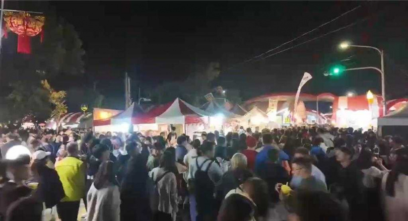 屏東潮州春節市集人氣強強滾，從除夕開始不斷電營業至今5天已湧入近35萬人次，攤商各個賺得盆滿缽滿。（圖／屏東潮州鎮公所提供）