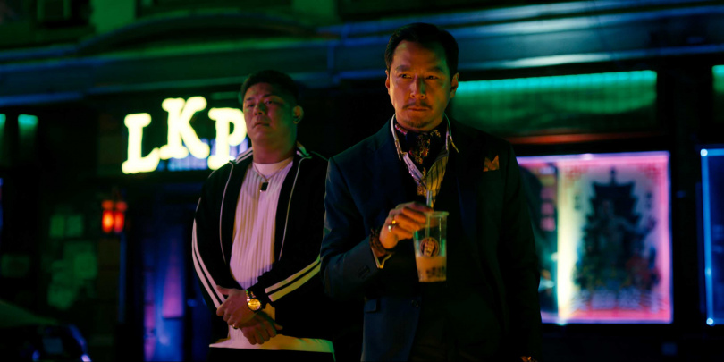 吳彥祖在《狠狠愛》中飾演黑道老大，手上珍奶不離手。（圖／UIP提供）