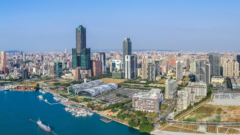 85大樓緊鄰著高雄港和新光碼頭,是高雄第一高樓。(圖/東森財經新聞張琬聆攝)