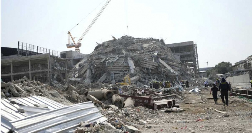 正在興建中的泰國新審計署辦公大樓,在這次的強震中徹底坍塌。(圖/達志/美聯社)