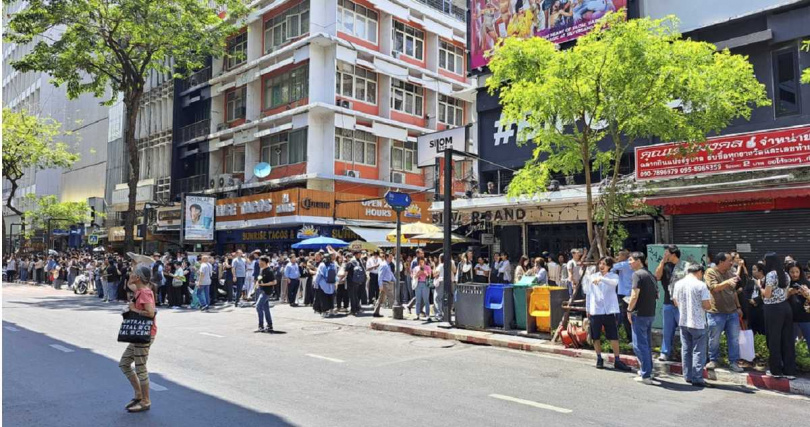地震發生後,曼谷出現長達數分鐘的明顯震感,嚇得民眾紛紛逃離高層建築物。(圖/達志/美聯社)