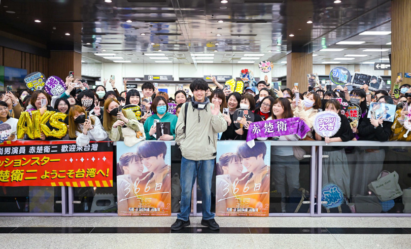 雖然是平日且天候不佳，仍聚集了兩百多名粉絲帶來應援物品熱情接機。（圖／天馬行空提供）