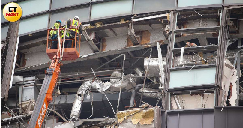 依《消防法》規定,16層或50公尺以上高樓需設防災中心,並配置服勤人員,在火災發生初期就可立即避難及減災。圖為台中新光三越大樓日前發生瓦斯氣爆意外。(圖/黃耀徵攝)