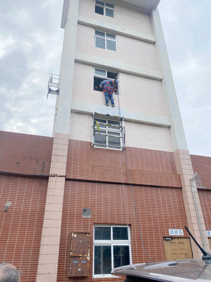 接手防災訓練課程的「專業機構」與昔日各縣市消防局所辦理訓練課程相同,價差卻高達7000塊,令民眾難以接受。圖為台南市消防局去年所辦訓練。(圖/翻攝自台南市政府官網)