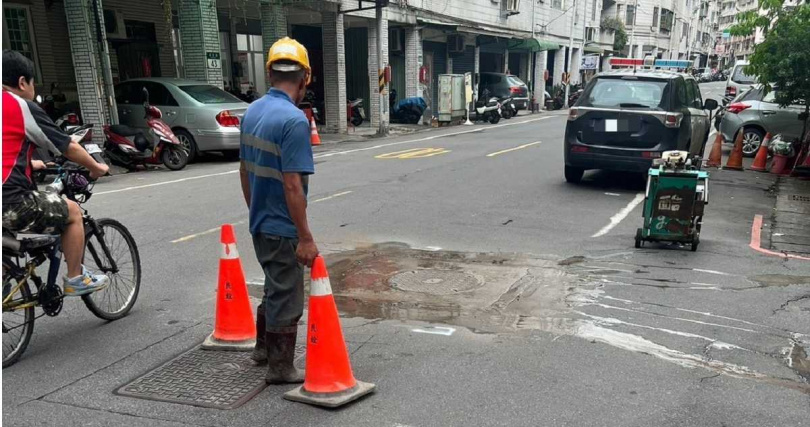 警方檢視施工地有擺放三角錐,施工單位亦有合法公文,經查後並無違法。(圖/翻攝畫面)