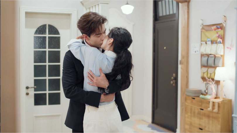 陳星旭拍親密戲時耳朵紅，被章若楠吐槽。（圖／中天提供）