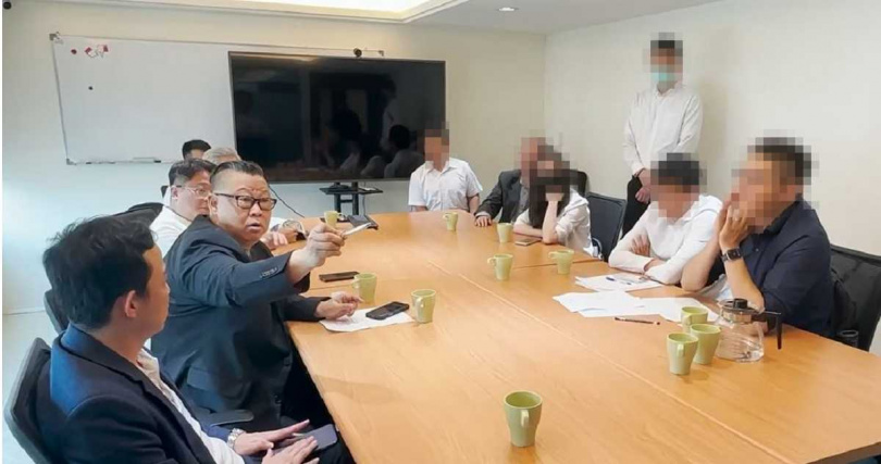 遭法院禁止行使股東權利的新華泰富二家股東「君怡泰富」「新華國泰」委任雷姓律師領隊十人（右）於4月21日到公司，因自覺說錯話而向新華泰富法律顧問魏憶龍律師（左中）二度道歉。（圖／公司提供）
