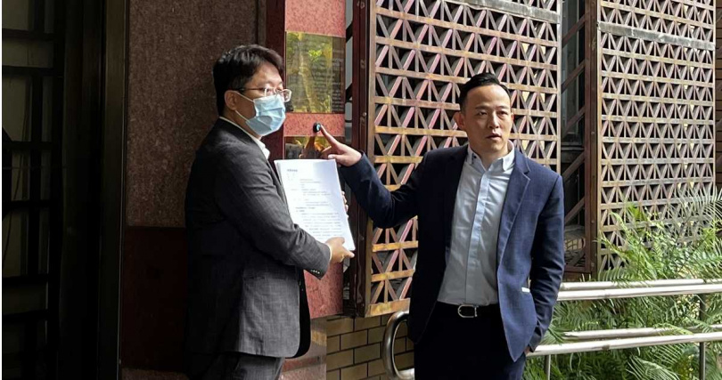 芝蔴村文教董事長林宗翰（右）12日在律師何謹言陪同下，向地檢署按鈴申告。（圖／公司提供）