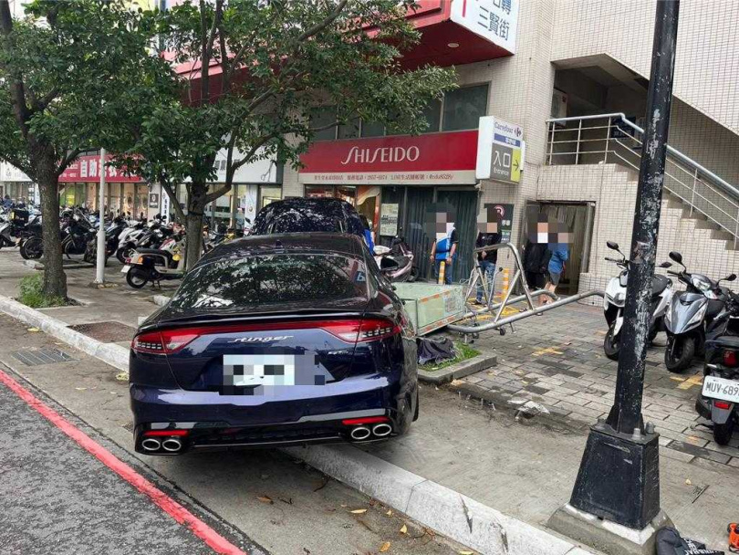 三重五華街25日下午發生車輛失控撞上人行道的意外。（圖／翻攝畫面）