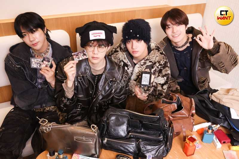 崇峻（左一）習慣將偶像的小卡帶在身邊，Alex（左二）則是拿著他們團體自己的小卡，李定（右二），相當有藝術天賦，會自己畫悠悠卡，彫秦（右一）最喜歡的小物是粉絲送的ARKis小別針。（圖／林士傑攝）。