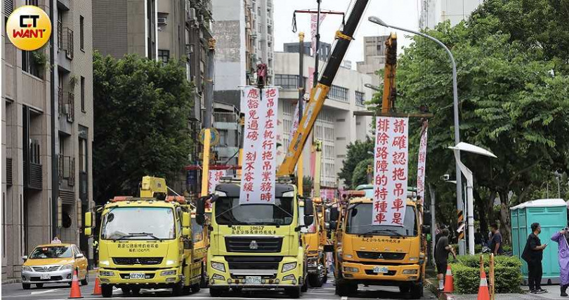 數十輛拖吊車於3日前往交通部抗議，呼籲政府豁免現行的過磅規定，並開放拖吊車得以行駛禁行大貨車路段。他們強調，拖吊車多在緊急情況下執行救援任務，應獲得合理通行權益。（圖／劉耿豪攝）