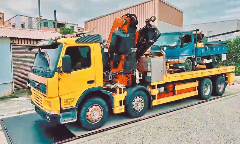 依現行規定，拖吊車過磅時，所拖吊的事故車輛被視為「貨物」，兩車重量總和不得超過拖吊車的核定總重。（示意圖／中華民國柴油車運輸總會提供）