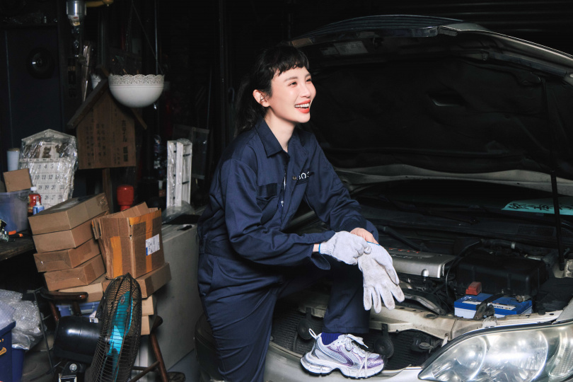 魏如萱以修車店老闆之姿登場。（圖／台視提供）