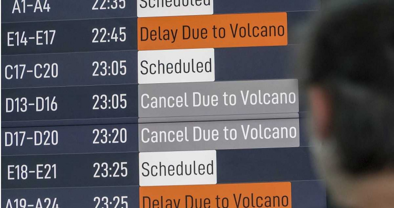 這次火山再次甦醒，火山灰飄散至高空，為航空與當地居民安全再度敲響警鐘。（圖／達志／美聯社）