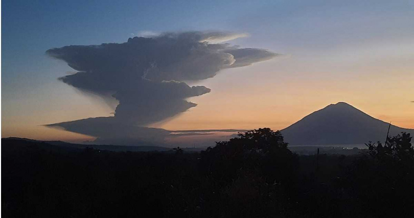 印尼列沃特比火山驚傳劇烈噴發，火山灰直衝天際，當局緊急發布最高警戒，提醒遊客切勿靠近火山。（圖／達志／美聯社）