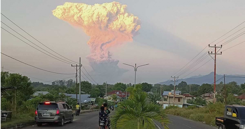 印尼列沃特比火山驚傳劇烈噴發，火山灰直衝天際，當局緊急發布最高警戒，提醒遊客切勿靠近火山。（圖／達志／美聯社）
