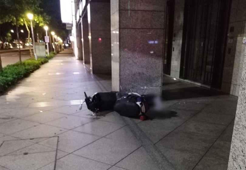 蔡姓員警遭一輛直行小客車撞上。（圖／翻攝照片）