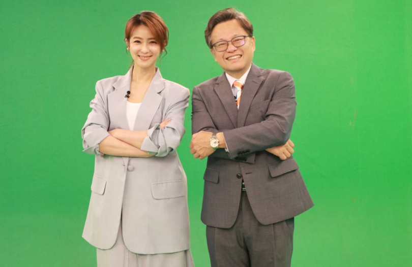 賴雅妍(左) 當氣象主播戴立綱的小助理祕書。(圖/中視)