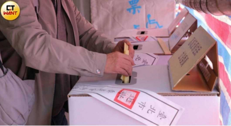 罷免投票結果備受囑目，但在野黨民間監票部隊卻聯袂質疑，中選會今年更動罷免投票工作人員部分規定，與往年選舉不同，懷疑可能有利做票，要求中選會公開說明更動的原因與理由，圖為先前選舉民眾投票畫面（圖／本報資料照）