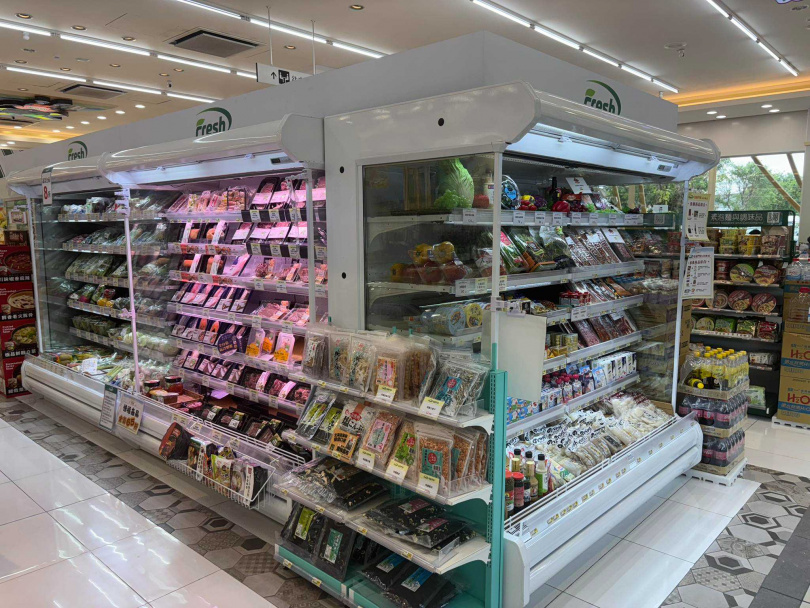 7-Eleven冰櫃擺滿生鮮食品。(圖/翻攝自路上觀察學院臉書)