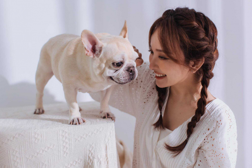 愛紗為陪愛犬走完最後一程，延後子宮肌瘤手術。（圖／愛紗臉書）