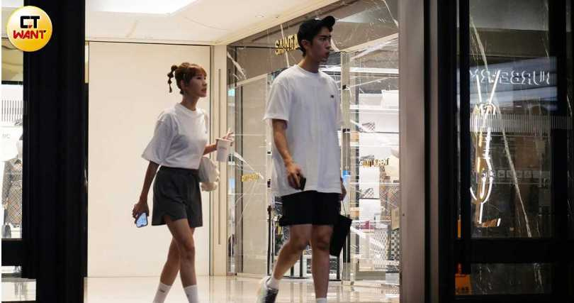 當了父母的粿粿與范姜彥豐也曾被CTWANT直擊逛街只看不買，對生活精打細算。（圖／CTWANT）