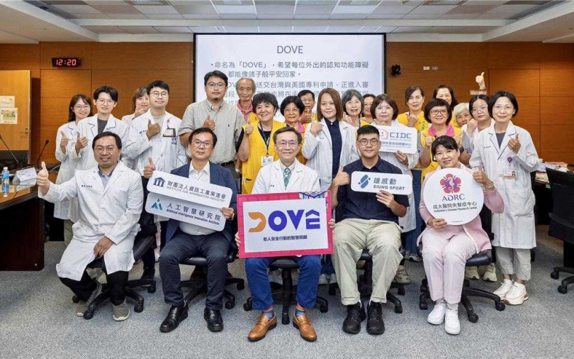 成大醫院失智症中心主任白明奇結合跨領域專家學者合作，根據臨床數據推估走失風險，開發一套應用軟體協助照顧者，命名「DOVE」。（圖／成大提供）