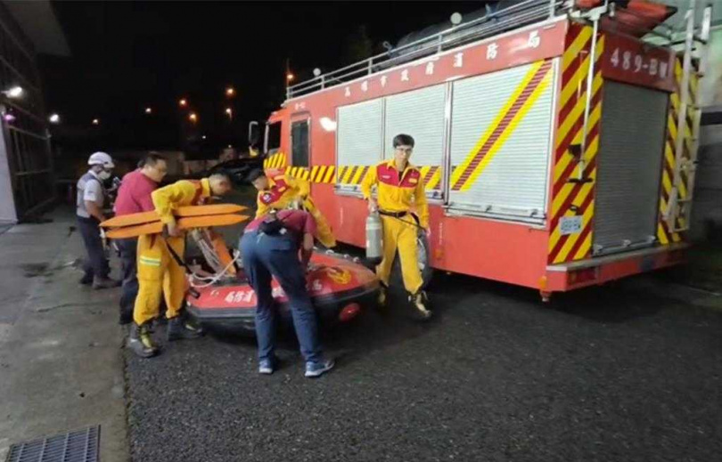 高雄市特搜大隊將水上救生相關裝備搬運上車。（圖／翻攝照片）