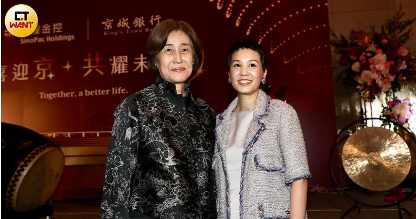 永豐銀行董事何奕佳（右）1日出席金控合併京城銀行慶祝酒會，與永豐金董事長陳思寬合影。（圖／方萬民攝）