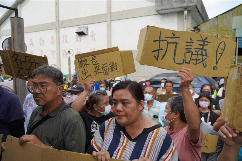 花蓮縣政府3日開始發放5萬元慰問金，協助受災戶重建家園，南富村、大進村與大全村民不滿救災期間的垃圾、粉塵都往村內置放影響生活，已成次等災民，逾百位村民今天到縣府前進指揮所抗議，要求把3村納入受災名冊。（圖／中國時報羅亦晽攝）