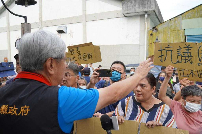 花蓮縣政府3日開始發放5萬元慰問金，協助受災戶重建家園，南富村、大進村與大全村民不滿救災期間的垃圾、粉塵都往村內置放影響生活，已成次等災民，逾百位村民今天到縣府前進指揮所抗議，要求把3村納入受災名冊。（圖／中國時報羅亦晽攝）