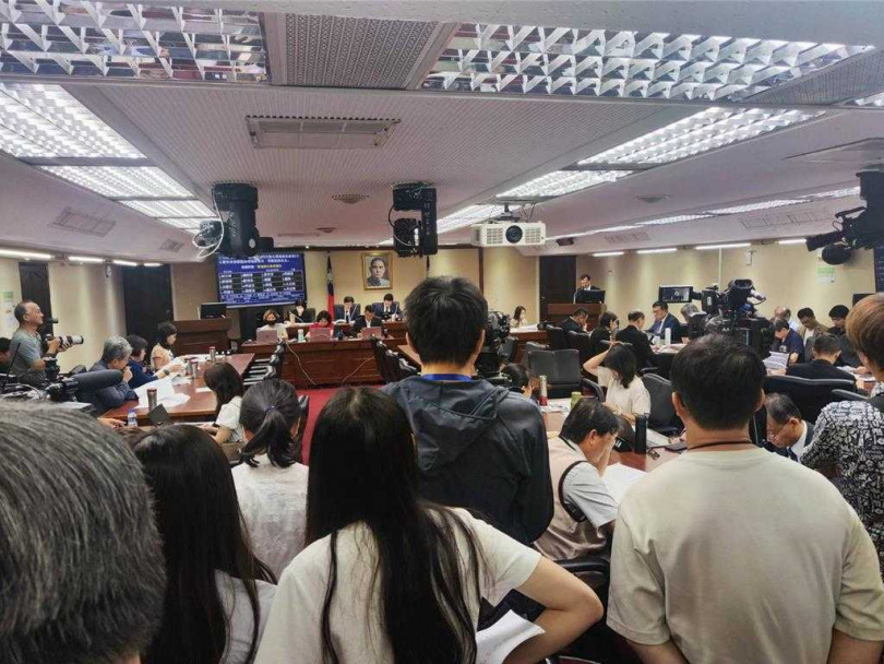立法院社會福利及衛生環境委員會8日邀請環境部、勞動部及衛福部等部會就「災後復原重建及清理因應作為」專題報告。（圖／中國時報林良齊攝）